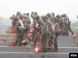 清掃麻道高速公路等待戰機訓練起降(美國之音申華拍攝)