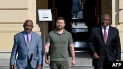 非洲和平使團代表科摩羅（LtoR, Comoros）總統阿扎力·阿蘇馬尼（Azali Assoumani），烏克蘭總統澤連斯基（Volodymyr Zelensky）和南非總統西里爾·拉馬福薩（Cyril Ramaphosa）2023年6月16日在基輔舉行會談後向媒體發表講話。