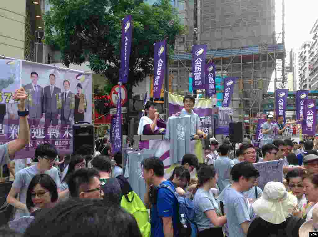 數萬港人參加七一大游行誓言守護香港(美國之音海彥拍攝)