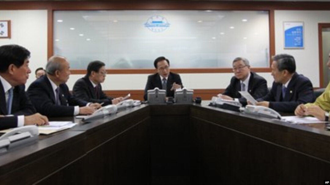 12일 북한의 장거리 로켓 발사 직후, 한국 이명박 대통령(가운데)이 긴급 국가안전보장회의를 주재하고 있다.