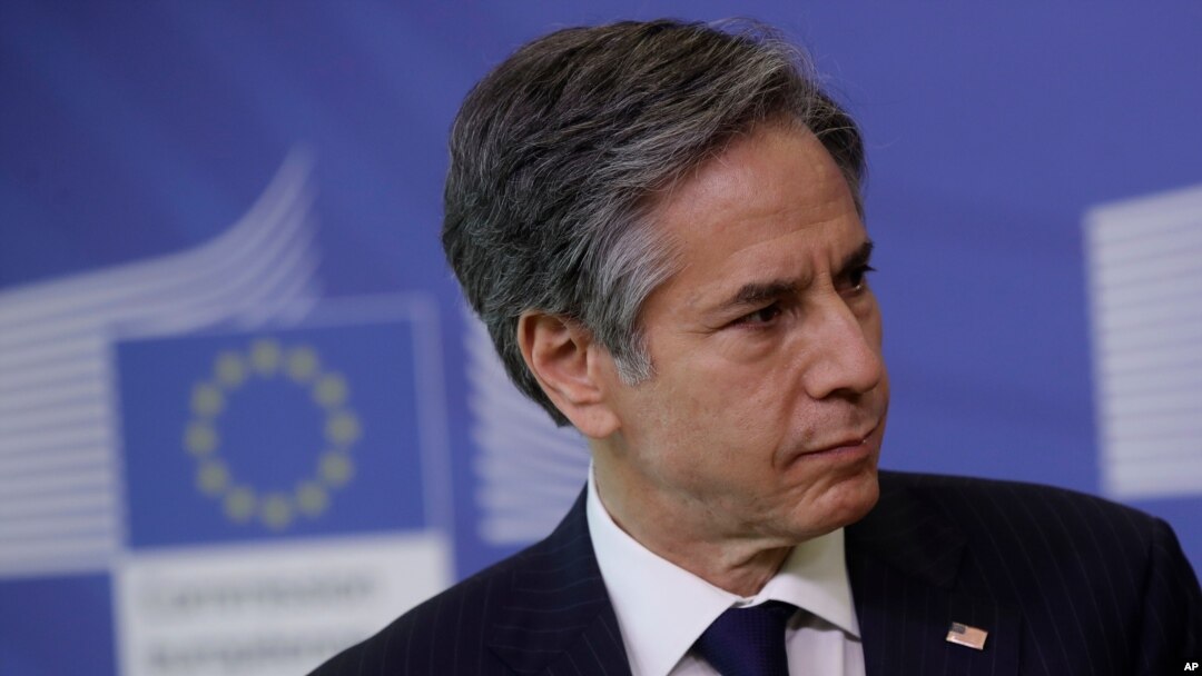 El secretario de Estado de EE. UU., Anthony Blinken, habla con periodistas durante reunión con la presidenta de la comisión Europea, Ursula von der Leyen, en Bruselas, Bélgica, el 24 de marzo de 2021. 