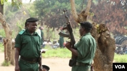 Nesta imagem de 2012, membros da ala armada da Renamo (J. Jackson/VOA) 