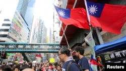 香港反送中示威民眾打出的台灣旗幟。