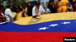 "La Constitución venezolana garantiza a los venezolanos el derecho a que sus voces sean escuchadas a través de un proceso de referendo revocatorio", dijo el vocero del Departamento de Estado.