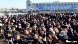 活动人士聚集在吉尔吉斯斯坦首都比什凯克市中心的阿拉套广场举行抗议，呼吁当局将中国的非法移民驱逐回国。（2019年1月17日）