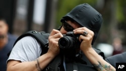 Un fotógrafo con un casco protector durante una protesta por los asesinatos de periodistas en México el 21 de agosto de 2019.