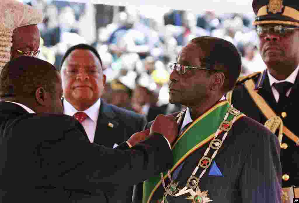 Zimbabwean President Robert Mugabe is inaugurated in Harare, August 22, 2013.