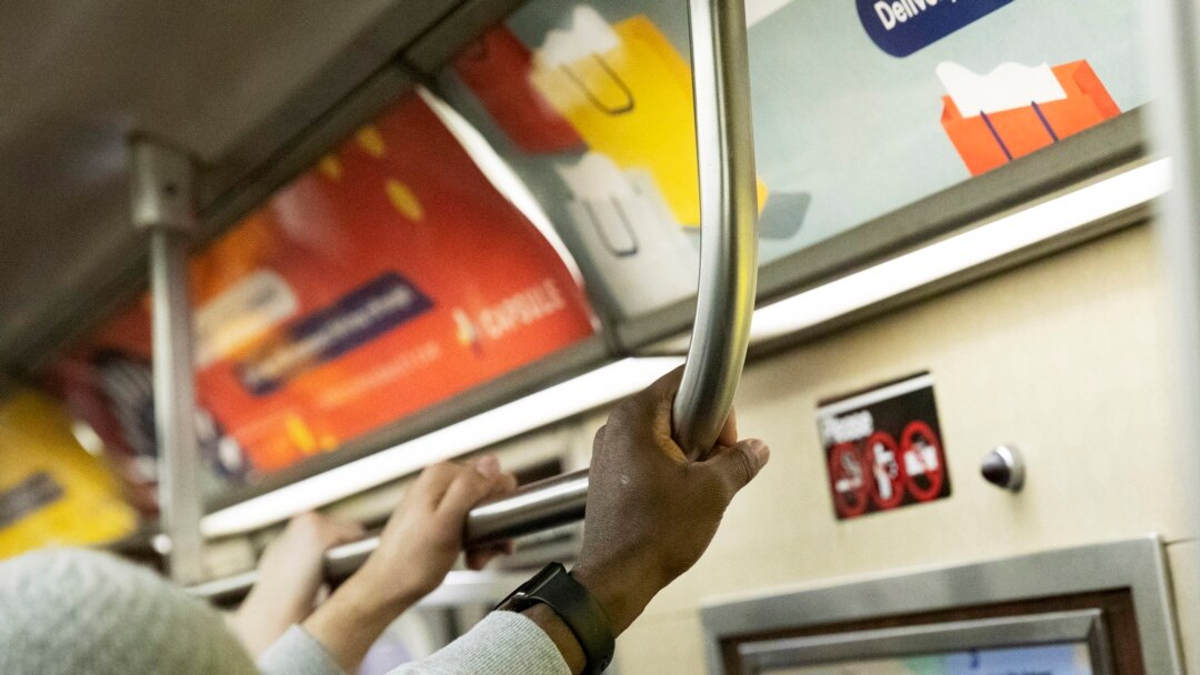 Viajeros se aferran a una barra alta mientras viajan en el metro de Nueva York, el miércoles 4 de marzo de 2020. "Es posible que una persona pueda contraer COVID-19 al tocar una superficie u objeto que tiene el virus y luego tocarse la boca, la nariz o posiblemente los ojos, pero no se cree que esta sea la principal forma en que propagación de virus ", según los CDC.