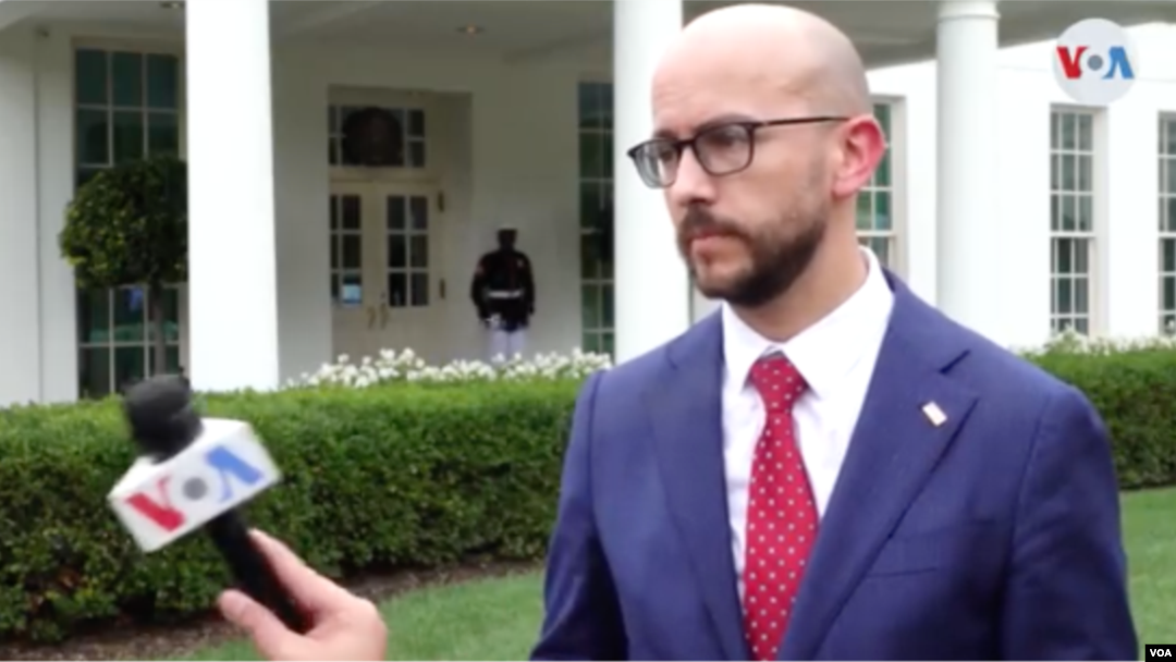 Asesor del presidente Joe Biden para Asuntos del hemisferio occidental, Juan González, conversa con la Voz de América en La Casa Blanca, Washigton D.C. Septiembre 9, 2021. Foto: Captura de Video.
