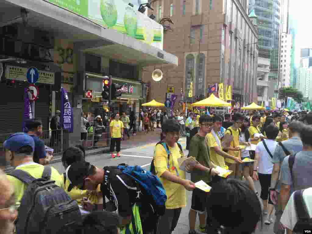 數萬港人參加七一大游行誓言守護香港(美國之音海彥拍攝)