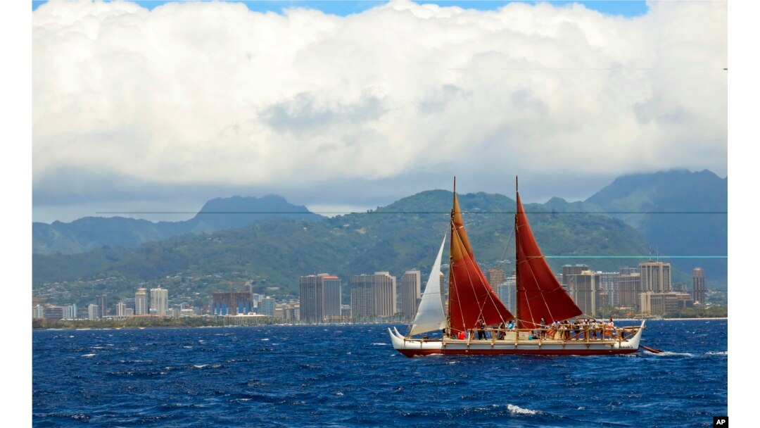 The Hokulea sailing canoe is seen off Honolulu, April 29, 2014. The Polynesian voyaging canoe is returning to Hawaii after a three-year journey around the world guided only by nature with navigators using no modern navigation to guide them. (File Photo)