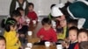 북한 룡천의 한 고아원에서 세계식량계획(WFP)이 제공한 옥수수-콩 혼합 간식을 먹는 어린이들. (자료사진)