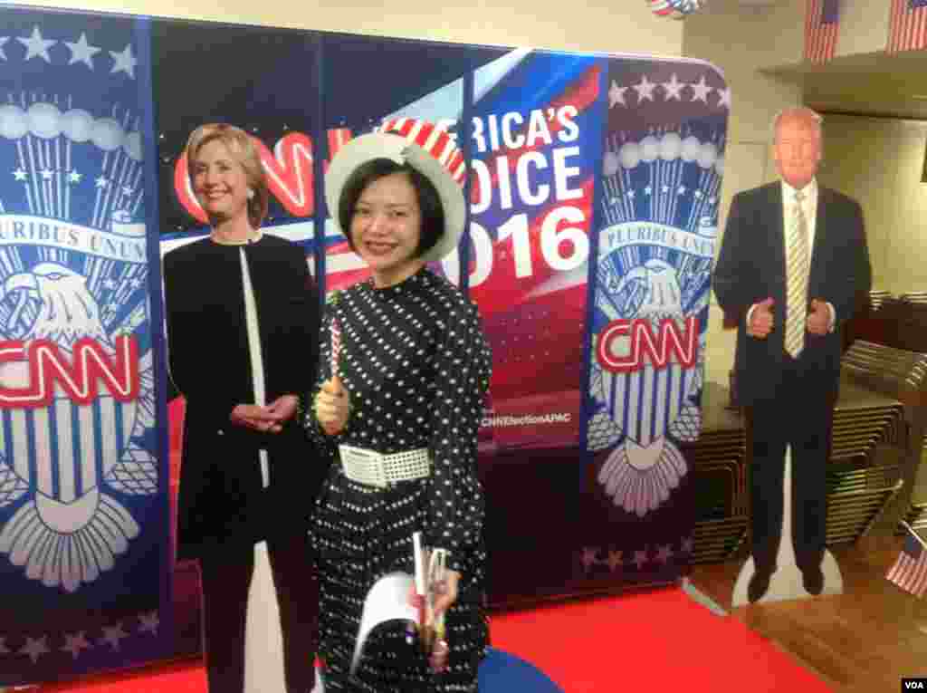 美驻港总领馆举办观摩美大选活动 (美国之音海彦拍摄)