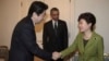 3月25日，南韓總統朴槿惠與日本首相安倍晉三握手，美國總統奧巴馬站在兩人身旁。美日韓三國領導人在荷蘭海牙舉行三邊峰會。
