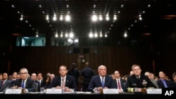 7일 댄 코츠 미 국가정보국, DNI 국장(오른쪽 두번째)과 마이클 로저스 국가안보국, NSA 국장(오른쪽)이 7일 상원 정보위원회에 출석해 증언하고 있다.