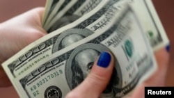 El valor del dólar en la canasta global de monedas estaba transando el jueves aproximadamente donde estaba a principios de año.
