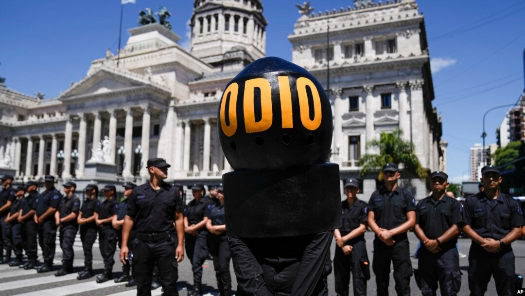 Cordón policial costodiaba el 24 de enero de 2014 la sede del Congreso de Argentina ante las protestas de sindicatos y otras organizaciones que se oponen al paquete de medidas implementadas por el presidente Javier Milei que el legislativo debe discutir.