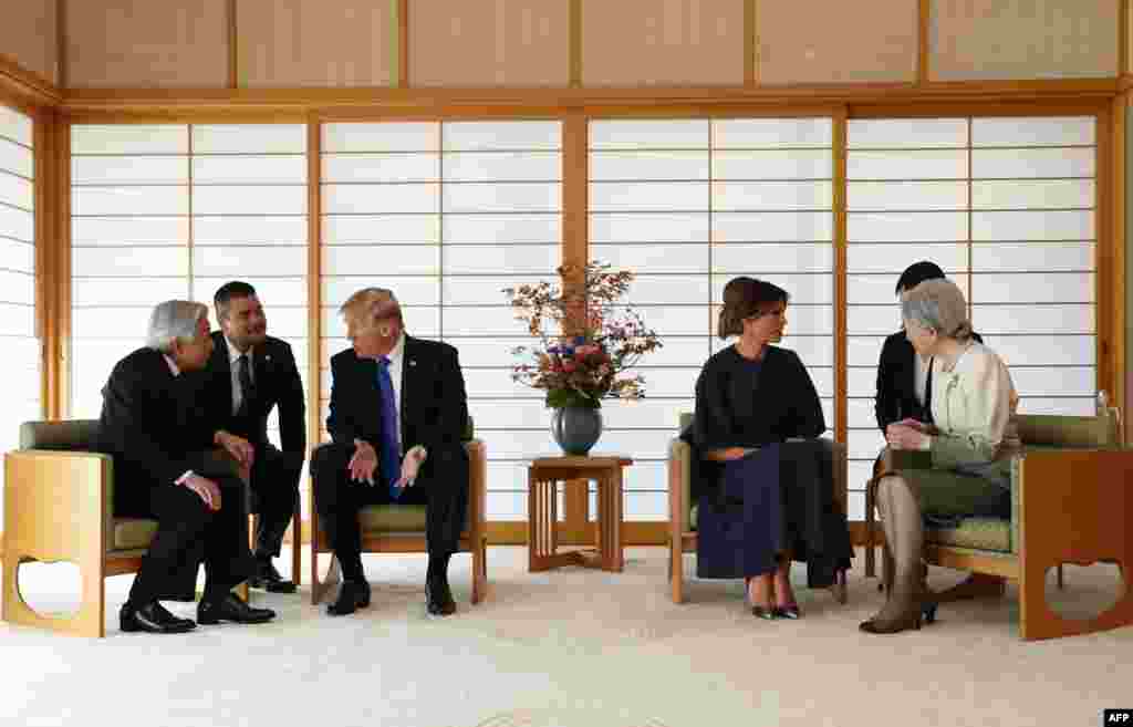 2017年11月6日在东京的皇宫，美国总统唐纳德&middot;特朗普和第一夫人梅拉尼娅&middot;特朗普会见日本天皇明仁和皇后美智子。