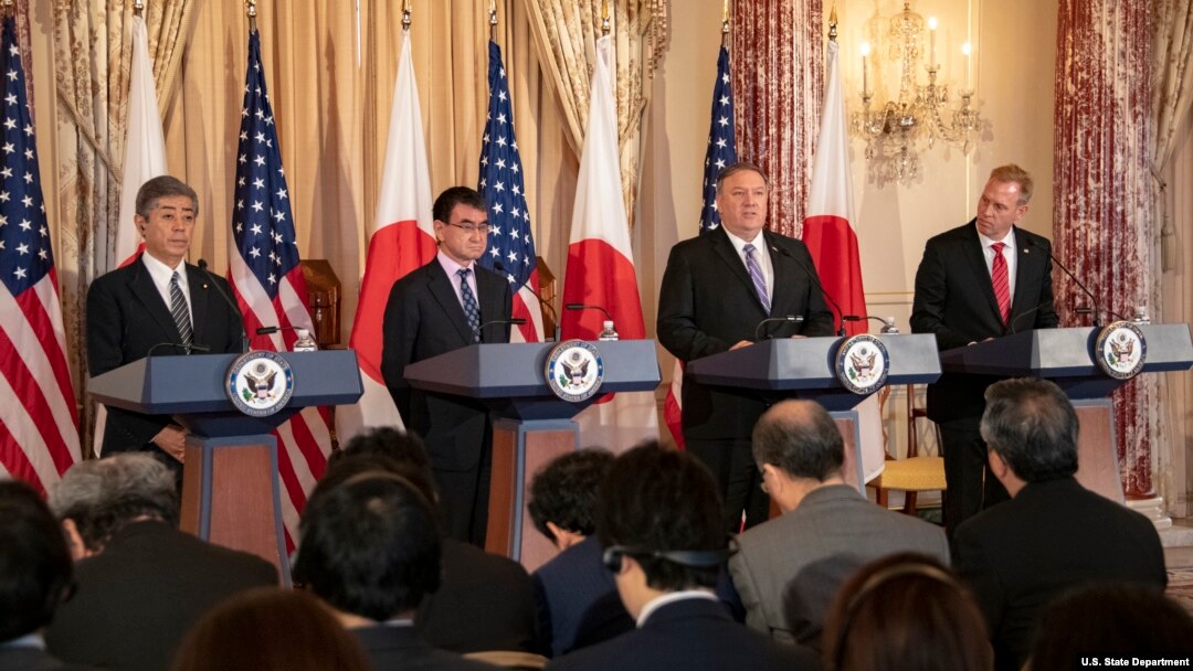 미국의 패트릭 섀너핸 국방장관 대행(오른쪽부터)과 마이크 폼페오 국무장관, 일본의 고노 다로 외무상과 이와야 다케시 방위상이 19일 워싱턴 국무부에서 미-일 '2+2' 외교·국방장관회담에 이어 기자회견을 했다.