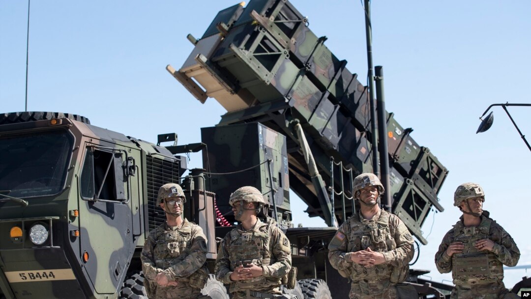 在立陶宛參加北約演習的美國第10陸軍空中與導彈防禦司令部的軍人站在一套“愛國者”防空導彈系統旁。(2017年7月20日)