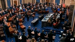 參議員在首席大法官羅伯茨主持下宣誓就任彈劾審判的陪審員。(2020年1月16日) 