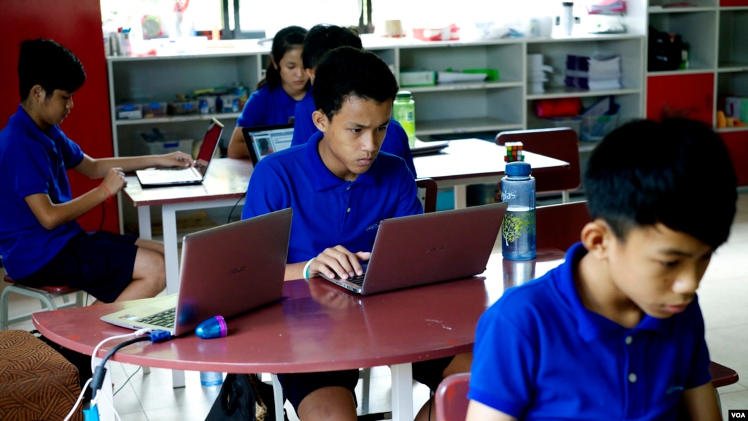 Students work on creating a website during a class at the Liger Learning Center, a school in Phnom Penh that emphasizes courses in science, technology, engineering and mathematics. (Dene-Hern Chen for VOA News)