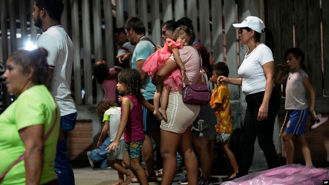 Personas desplazadas por la violencia, llegan a un estadio de fútbol en Cúcuta, Colombia, en busca de refugio, el domingo 19 de enero de 2025. AP