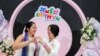 คู่รัก LGBTQ+ โพสท่าถ่ายรูปหลังจากได้รับทะเบียนสมรสอย่างเป็นทางการ ในขณะที่ร่างพระราชบัญญัติความเท่าเทียมในการแต่งงานของประเทศไทยมีผลบังคับใช้ ในกรุงเทพฯ 23 ม.ค. 2025 (Reuters)