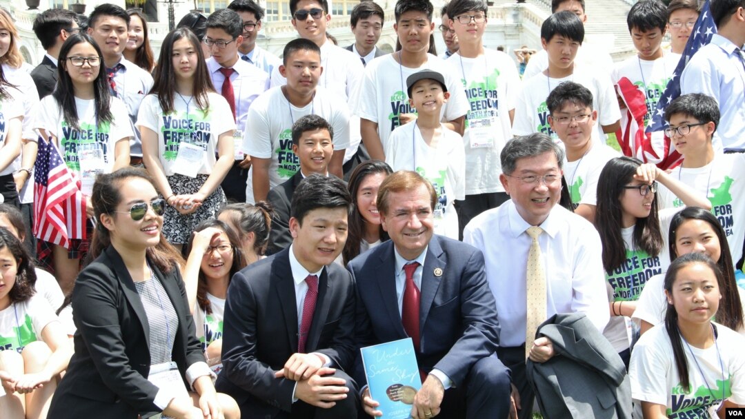 15일 미국 워싱턴의 의회 서편 잔디밭에서 '북한의 자유를 위한 미주한인교회연합(KCC)' 주최로 북한 인권 집회가 열렸다. 에드 로이스 미 하원 외교위원장(가운데)과 탈북 청년 김요셉(왼쪽), KCC 손인식 목사가 집회에 참석한 미국의 한인 청소년들과 함께 했다.