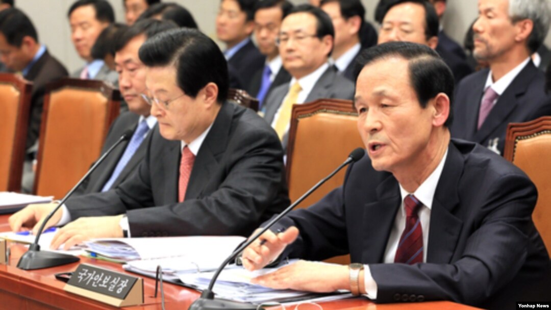 김장수 한국 국가안보실장이 18일 국회 운영위 전체회의에 출석, 의원들의 질의에 답하고 있다. 왼쪽은 허태열 대통령 비서실장. 