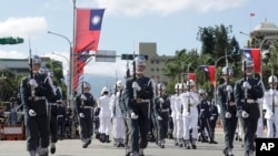 台灣軍隊儀仗隊參加在台北的雙十節慶祝活動。（2021年10月10日）