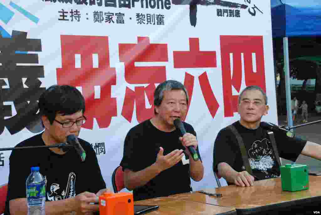 支聯會主席李卓人(中)在六四燭光晚會開始前,出席網絡電台主持人鄭家富(左)、黎則奮的街頭節目,呼籲民眾將六四悼念燭光集中在維園