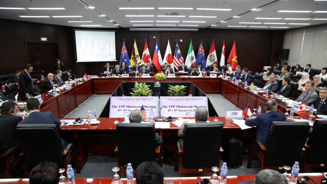 TPP 회원국 통상 장관과 대표단이 9일 베트남 다낭 APEC 정상회담에서 별도로 열린 TPP 장관회의에 참석하고 있다.