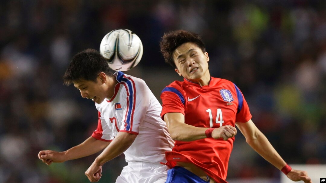 지난해 10월 인천 아시안게임 남자 축구 남북한 경기에서 북한의 조광(왼쪽) 선수와 한국의 김영욱 선수가 공중에 뜬 공을 차지하기 위해 몸싸움을 벌이고 있다. (자료사진)
