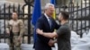 El secretario general de la OTAN, Jens Stoltenberg, izquierda, saluda al presidente ucraniano Volodymyr Zelenskyy antes de su reunión en Kiev, jueves 28 de setiembre de 2023. AP