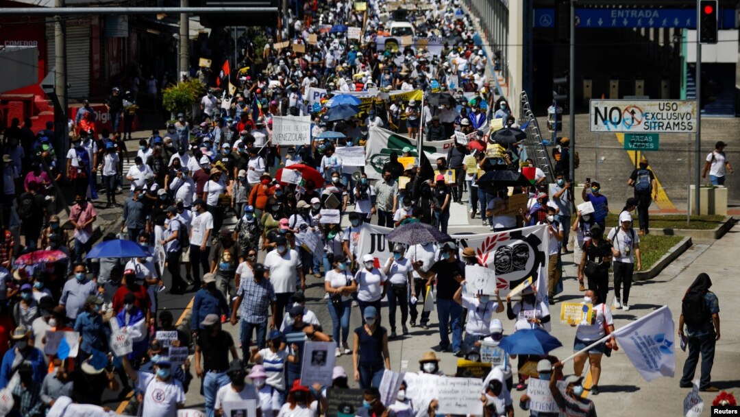 La gente participa en una protesta contra las acciones del gobierno del presidente de El Salvador, Nayib Bukele, como el uso de bitcoin y reformas legales para extender su mandato, en San Salvador, El Salvador, el 17 de octubre de 2021.