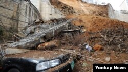 5일 옹벽이 붕괴해 차량 수십여대가 매몰된 광주 남구 봉선동의 아파트 사고 현장.