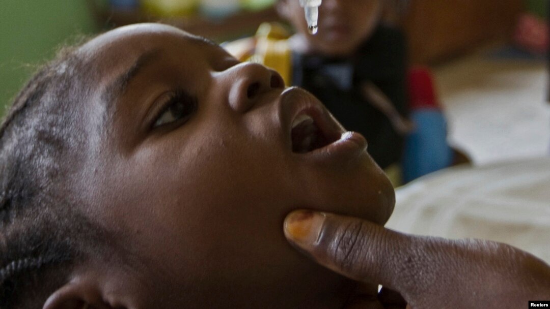 Wata ma'aikaciyar kiwon lafiya tana diga ma yarinya maganin rigakafin Polio a wata makaranta a Abuja, babban birnin Najeriya