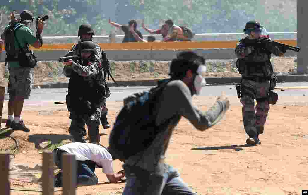 A polícia de choque aponta suas armas contra manifestantes perto do Estádio Castelão, em Fortaleza,19 de junho de 2013.