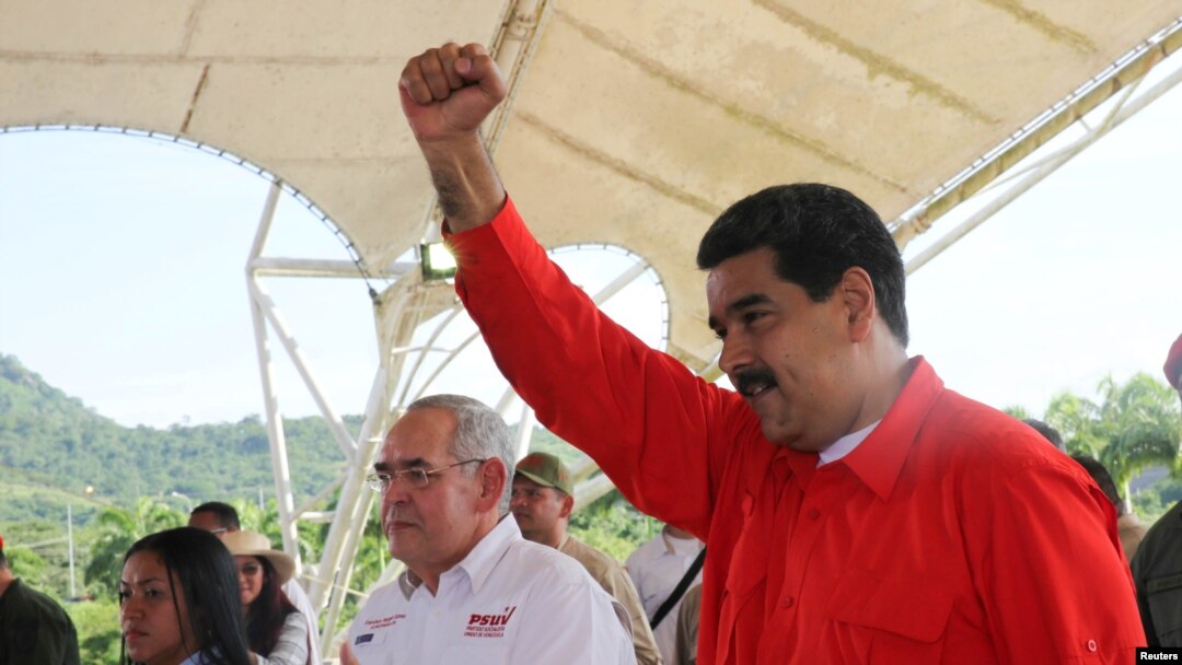 Venezuela's President Nicolas Maduro (R) gestures during a meeting with workers at the Francisco de Miranda hydroelectric complex in Caruachi, Venezuela July 6, 2017. Picture taken July 6, 2017. Miraflores Palace/Handout via REUTERS