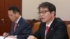 지난 6일 국회 외교통일위원회에 출석해 개성공단 문제 등과 관련한 위원들의 질의에 답변하고 있는 류길재 한국 통일부 장관(오른쪽). (자료사진)
