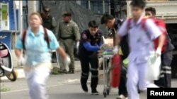 救援人员在曼谷以南的华欣市爆炸现场抢救伤员。（2016年8月12日）