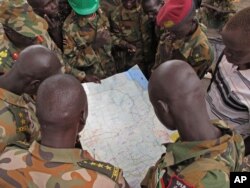 FILE - Soldiers from the Sudan People's Liberation Army (SPLA) are seen examining a map in Pana Kuach, Unity State, South Sudan.