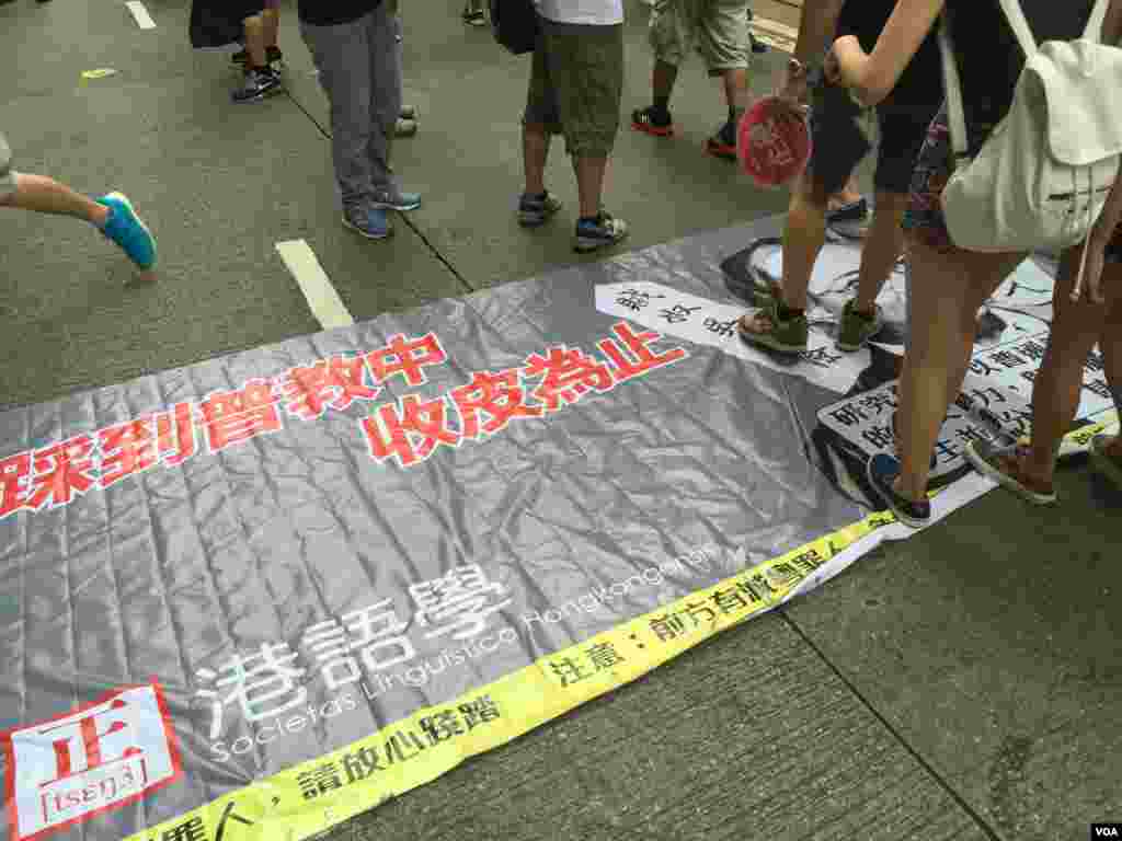數萬港人參加七一大游行誓言守護香港(美國之音海彥拍攝)