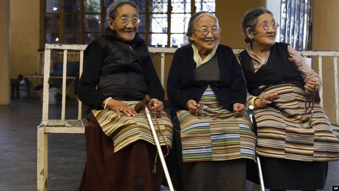 Exile Tibetan women sit on a bench after praying at the Tsuglakhang temple in Dharmsala, India, September 26, 2012. 