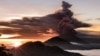 巴厘岛火山警戒级别提至最高 机场关闭