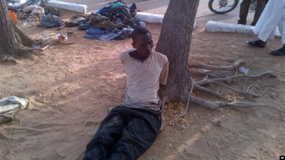 Sojoji swun daure wani mai suna Bakura Ibrahim, mwanda suke zaton dan Boko Haram ne a jikin bishiya a Bama, talata 7 Mayu 2013