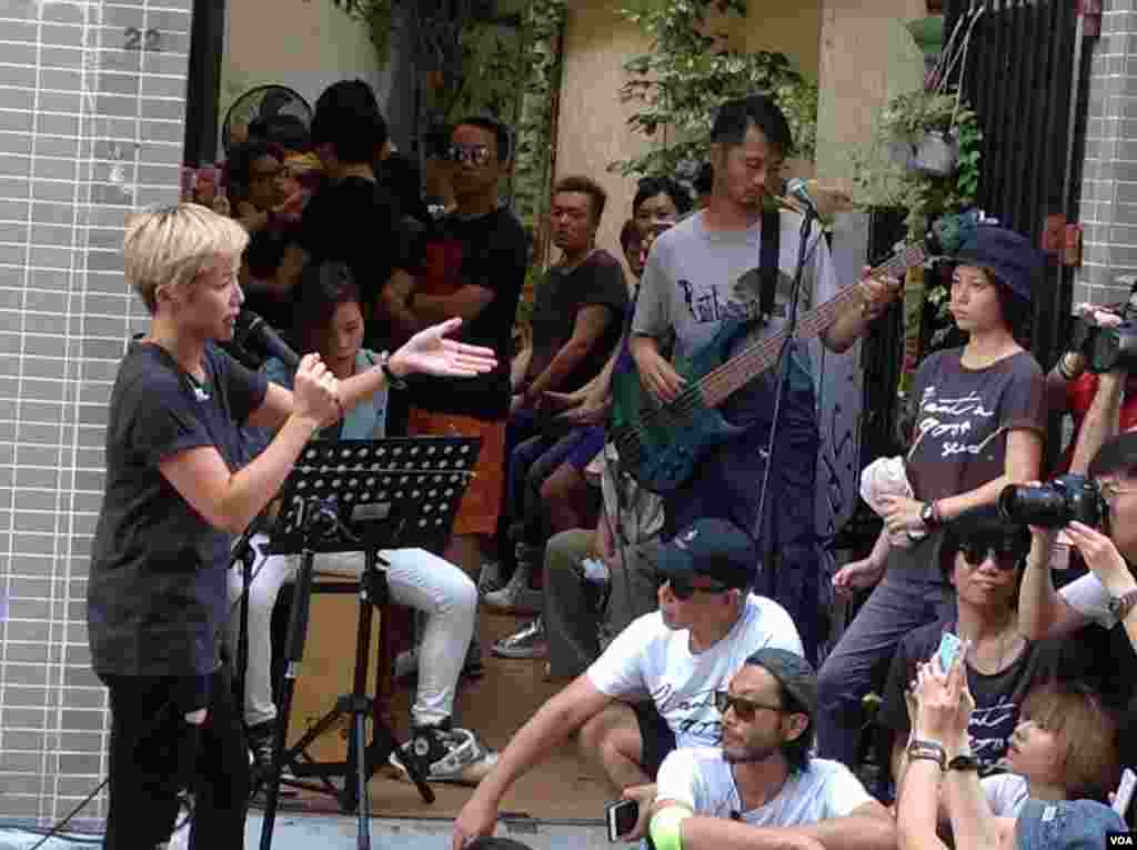 藝人何韻詩辦有種港人音樂會回應恐懼 (美國之音海彥拍攝)