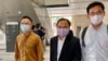 香港民主派初選47人案其中兩名獲准保釋的被告，民協前區議員施德來（右一）與何啟明（左一）9月23日到西九龍裁判法院應訊 (美國之音湯惠芸)