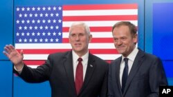 Mike Pence (esquerda) e Donald Tusk (direita)